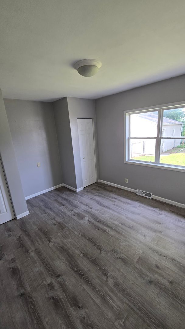 Building Photo - Spacious 3 Bedroom, 1.5 Bath Home with cen...