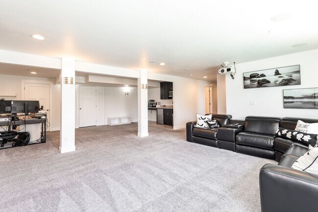 Building Photo - 5 Bedroom/4 Bathroom Lehi