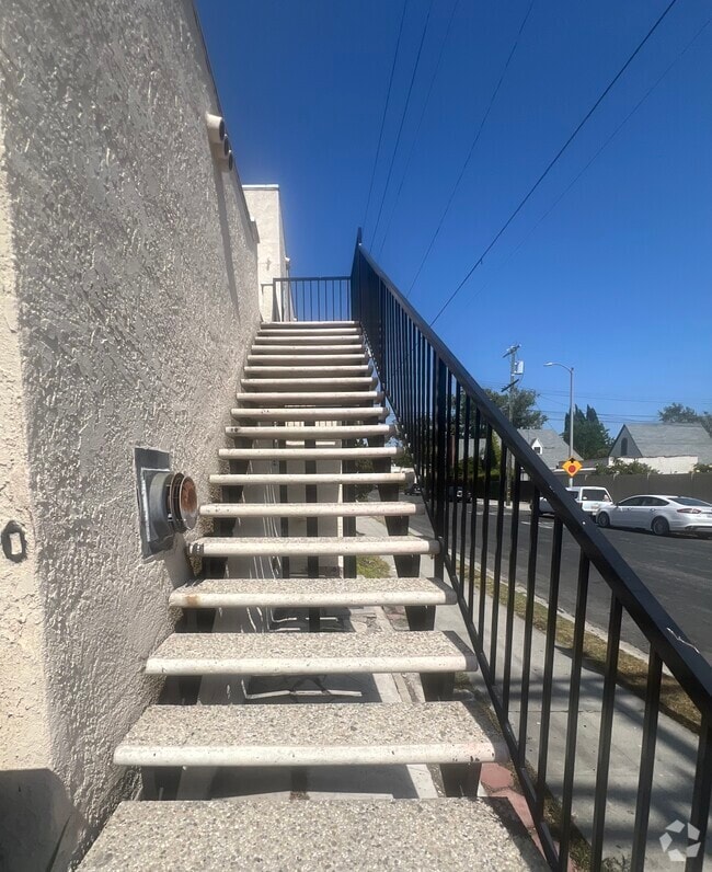 Building Photo - 800 N Mansfield Ave