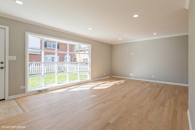 Foto del edificio - 8842 N Dee Rd