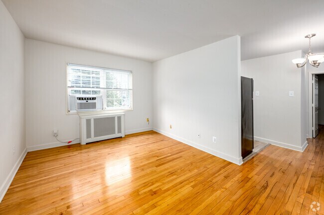 2BR, 1BA - 584SF - Living Room - Park Wayne Apartments