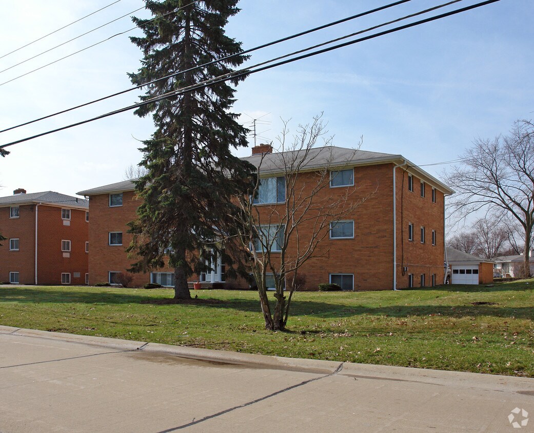 Building Photo - 2896 Chamberlain Rd