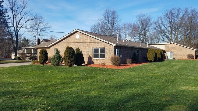 Building Photo - 262 Meadowbrook Ave