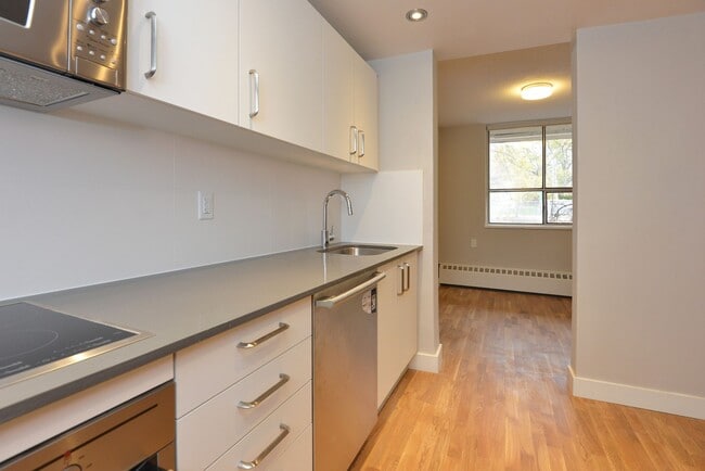 Building Photo - 230 Oak St