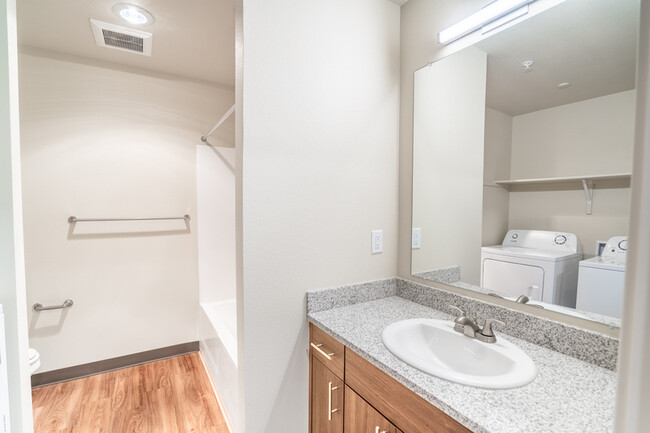 Foto del edificio - 1041 Schurman Drive South - 204