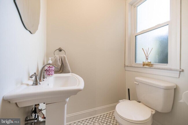 Building Photo - 2978 E Thompson St