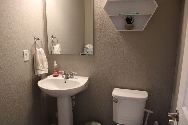 Foto del edificio - Arvada Luxury Furnished Townhouse, All-Inc...