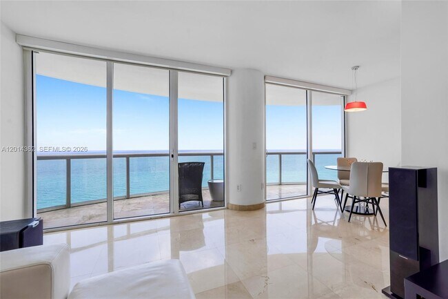 Foto del edificio - 6365 Collins Ave