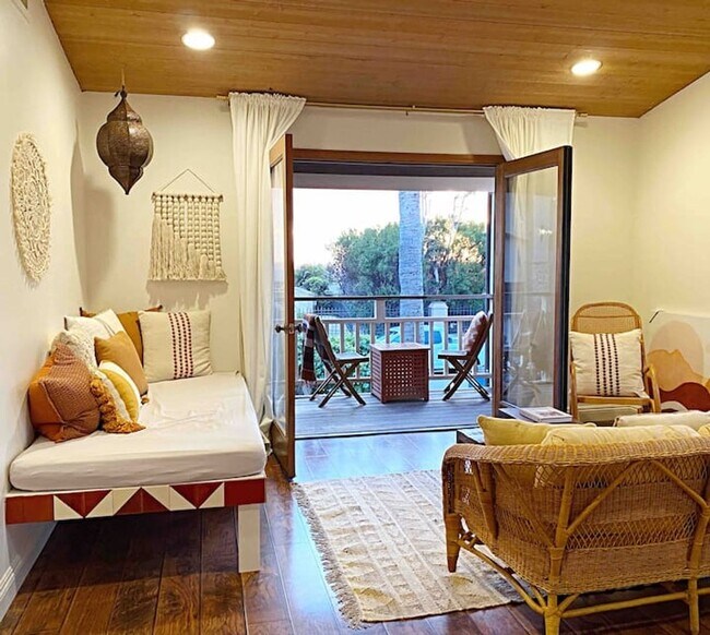 Foto del edificio - Luxe 4-Bedroom, 4-Bath Beach Home in Encin...