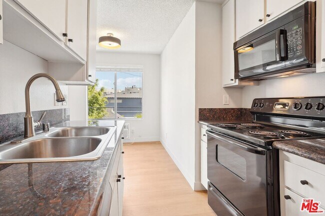 Foto del edificio - 1352 S Carmelina Ave