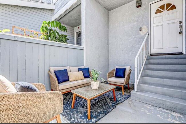 Puerta principal/patio - 2218 Mathews Ave