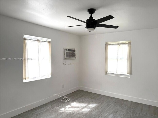 Foto del edificio - 1184 NE 112th St