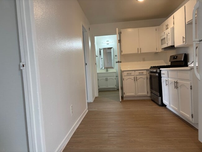 Interior Photo - 226 South Serrano