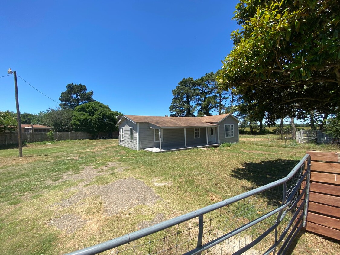 Primary Photo - Country living 3 Bed 1 Bath House for Rent...