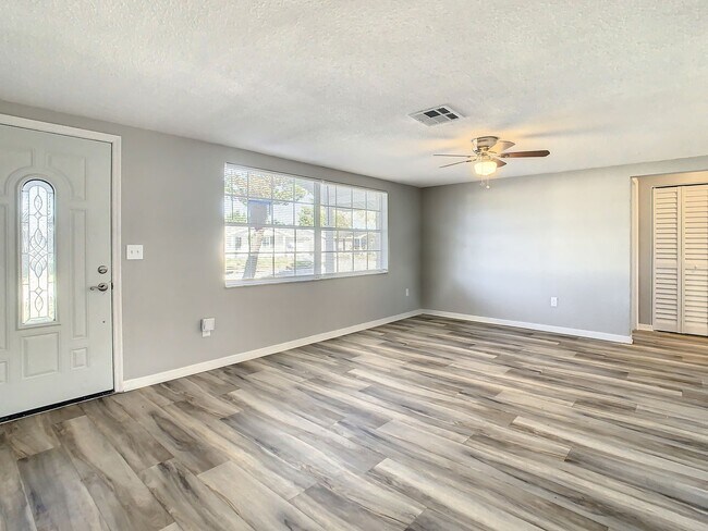 Foto del edificio - NEWLY RENOVATED 3/2/1 1325 sq ft, with ren...