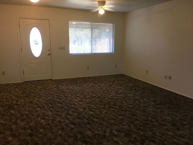 Foto del edificio - Charming 3-Bedroom Home with Fenced Yards