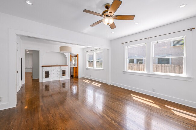 Building Photo - 728 N Ridgewood Pl