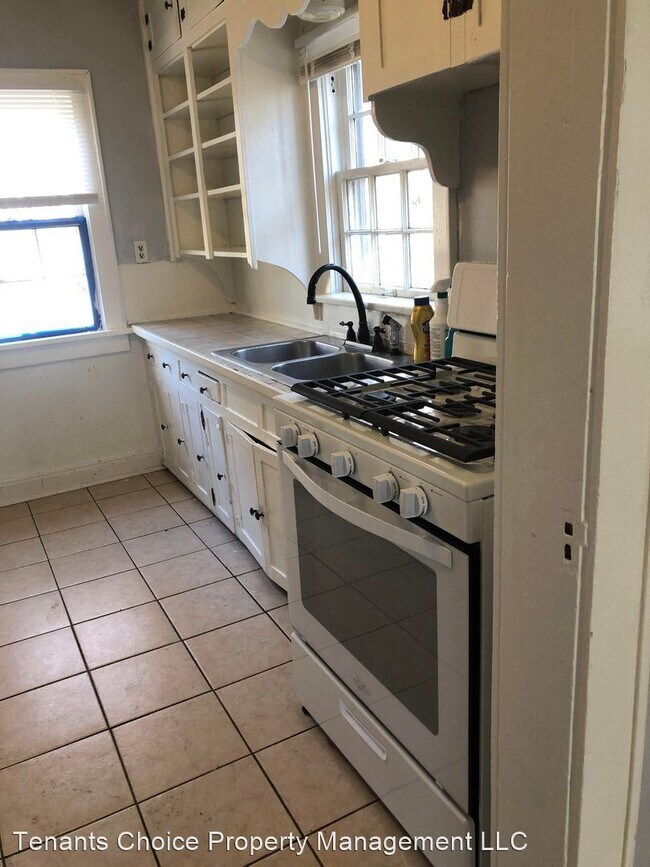 Building Photo - 2 br, 1 bath House - 828 S Douglas Ave