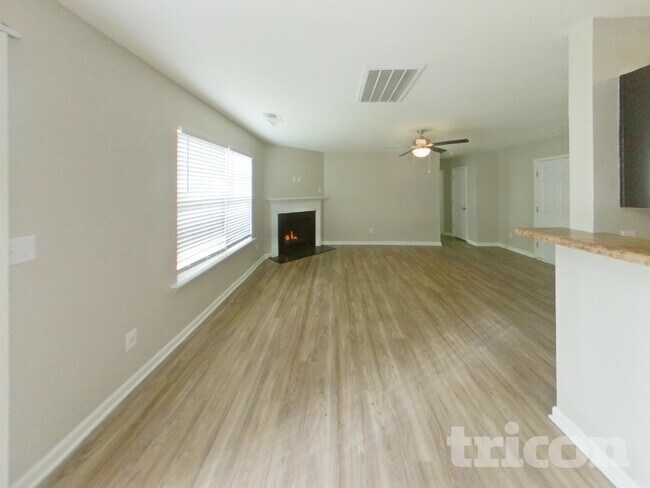 Foto del edificio - 905 Farnsworth Dr