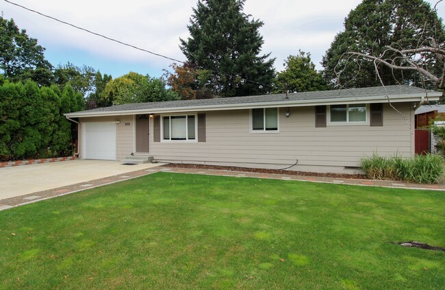 Building Photo - Single Level Home with Fenced Yard and Cov...