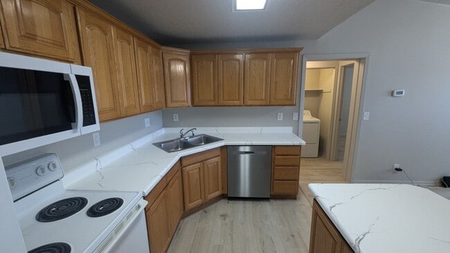 Building Photo - 600 N 2450 E