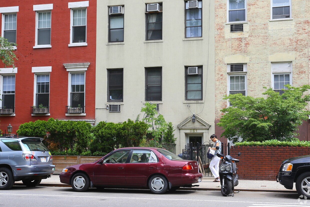 Building Photo - 351 W 29th St