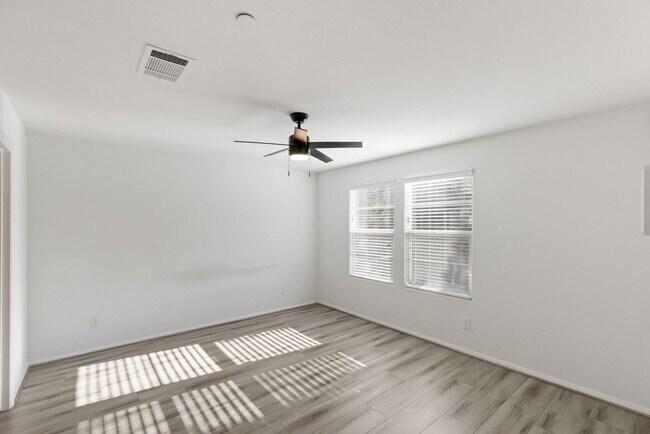 Building Photo - LIKE NEW 3 BEDROOM TOWNHOME