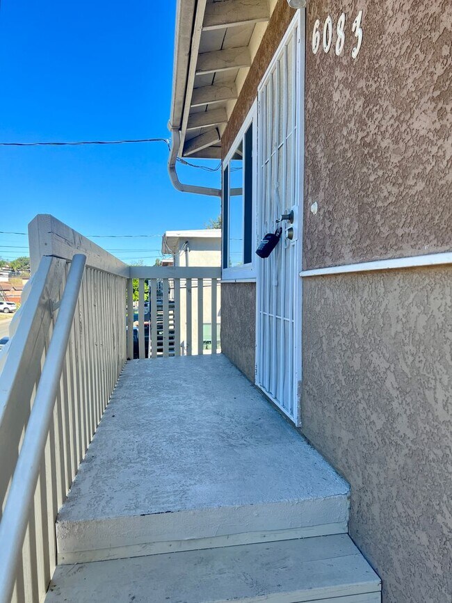 Foto del edificio - 6081-6083 Severin Dr