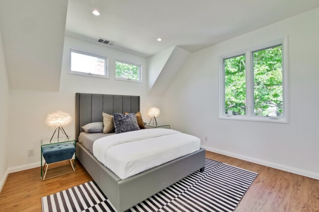 Foto del edificio - 1362 McKendrie St