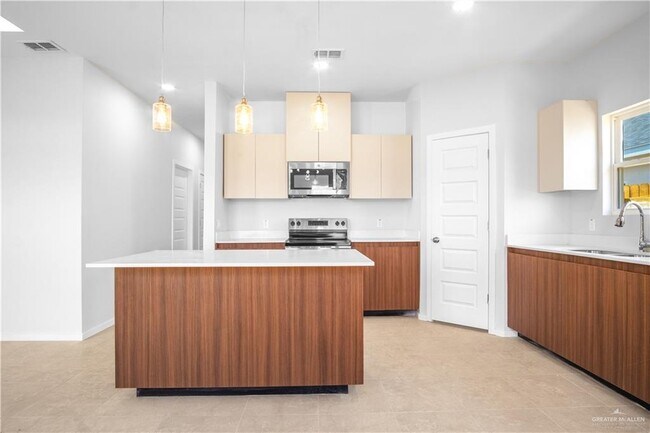 Building Photo - 608 N Onyx Ave