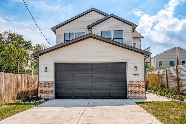 Building Photo - 8128 Chateau St