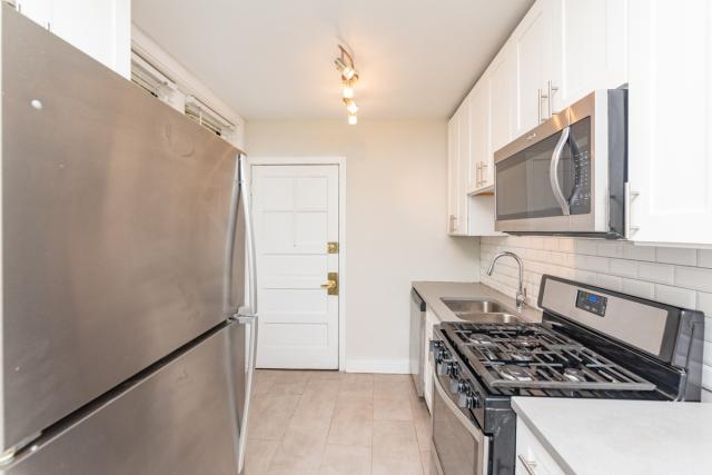 Building Photo - 3 bedroom in Chicago IL 60615