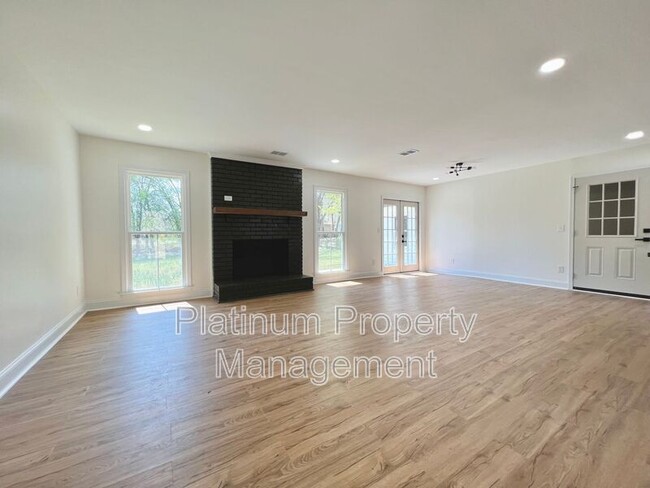 Building Photo - 212 Fernbank St