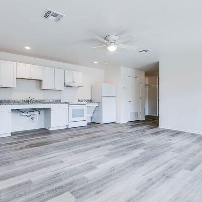 Foto del edificio - COMING AUGUST 2026 | Newly Built Duplex w/ Private Yard + Handicap Accessible
