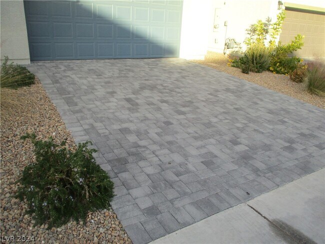 Foto del edificio - 7448 Red Plumeria Ave