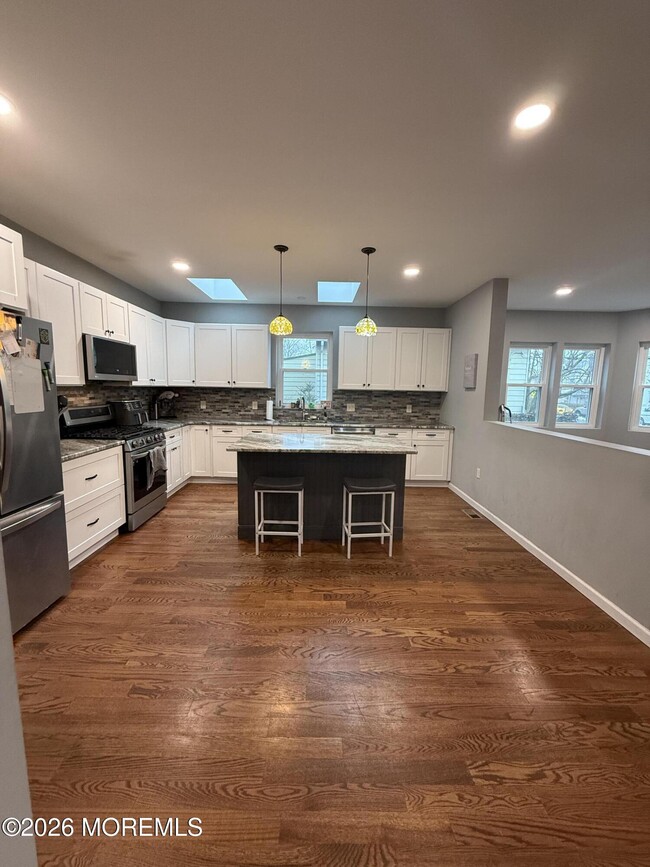 Building Photo - 591 Vernon St