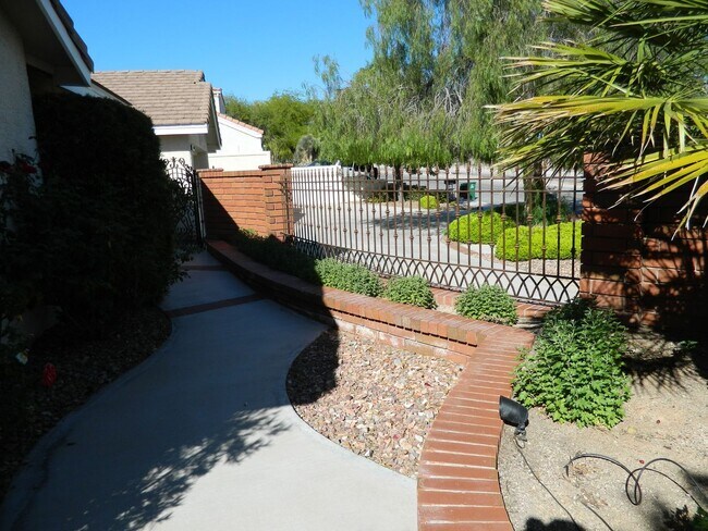 Foto del edificio - Golf course home . Uniquely Not HOA