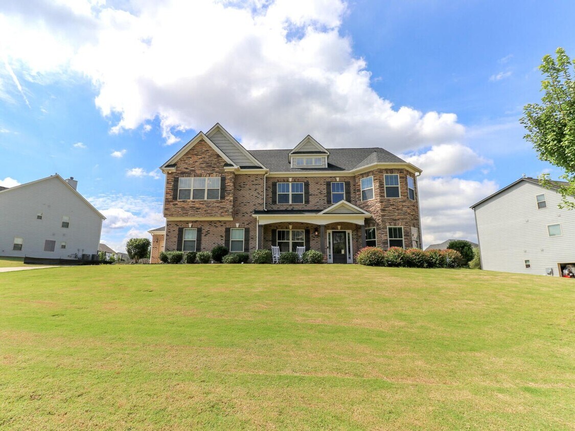 Primary Photo - Meticulous two-story home large front porc...