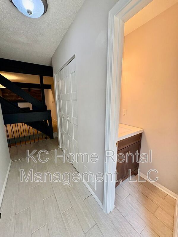 Building Photo - 8027 N Stoddard Ave