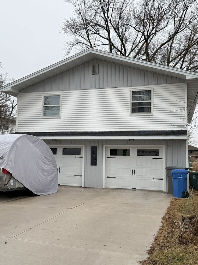 Building Photo - Lake Livin' - 3 Bed / 1.5 bath house on Lake Monona Channel