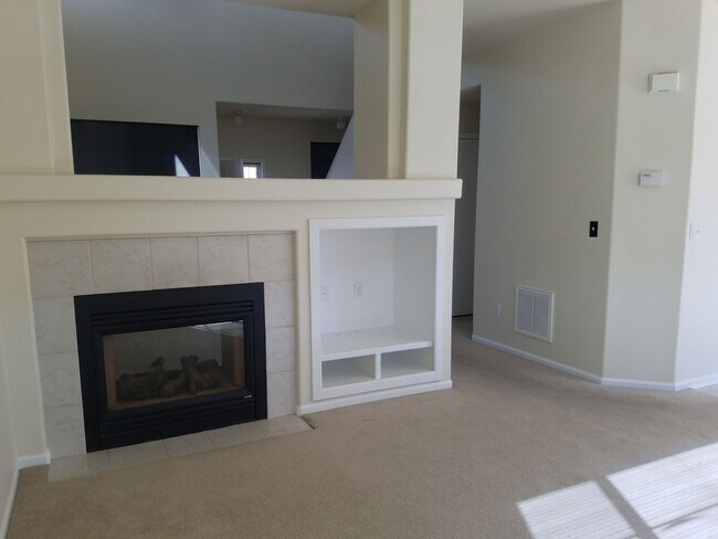 Building Photo - Quiet Home, Great Views and Spacious Livin...