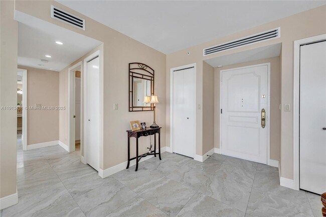 Foto del edificio - 5055 Collins Ave