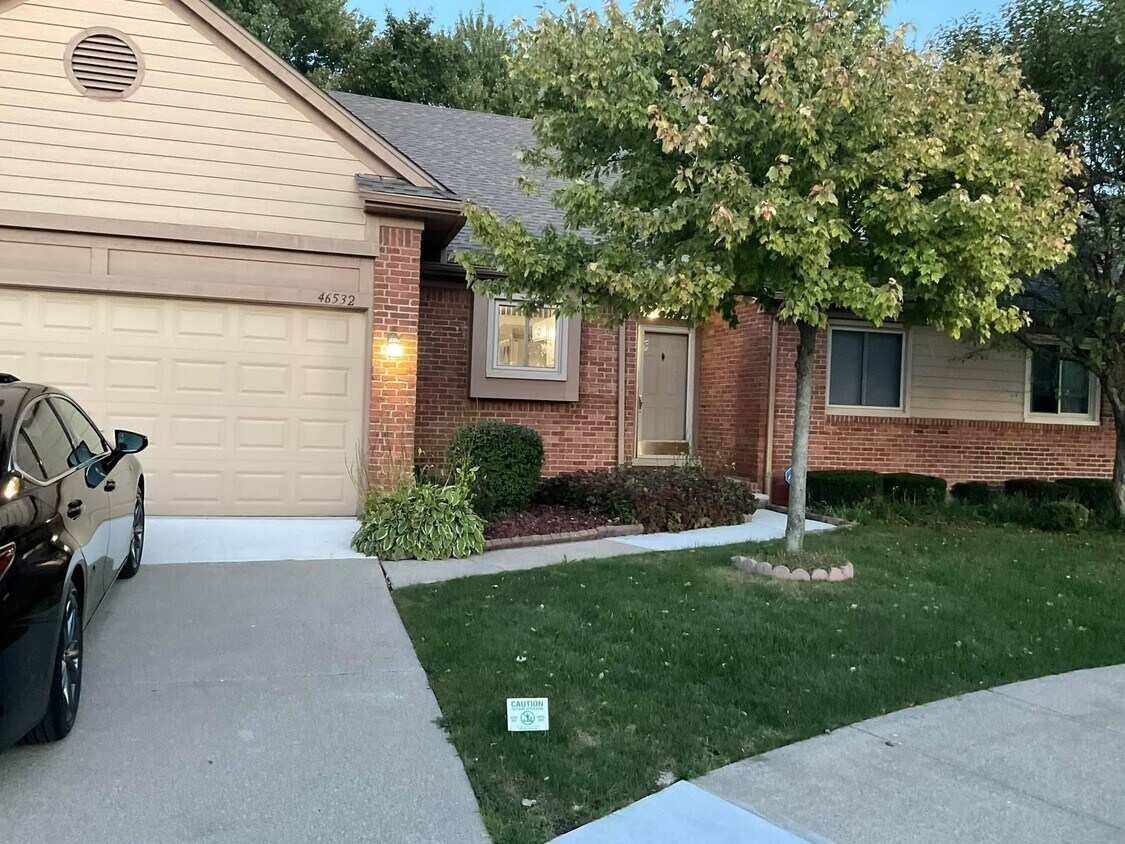 46532 Country Ln, MI 48044 Townhome Rentals in MI