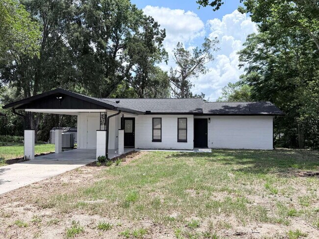 Building Photo - Available Now | Move-In Ready Rental in SE Ocala/Silversprings Shores