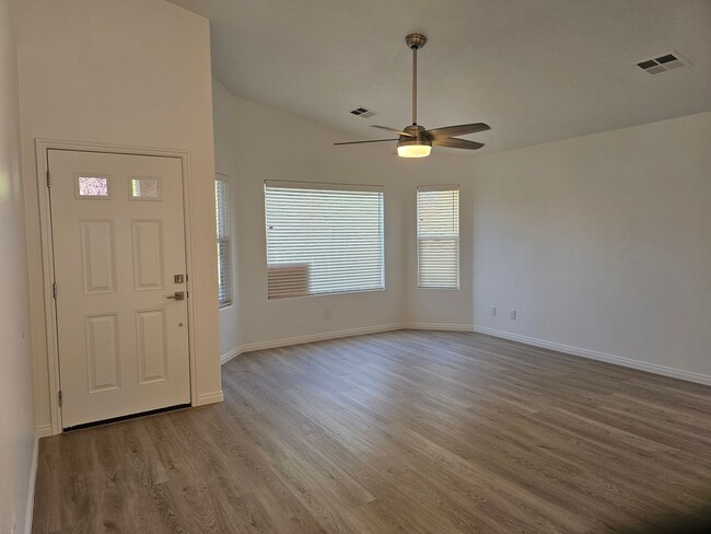 Building Photo - Remodeled Home in Hurricane- Small Pet Fri...