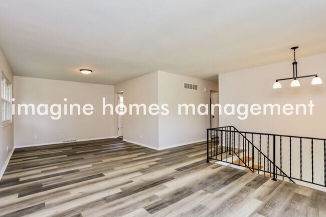 Foto del edificio - Fully Renovated 3 Bedroom Split-Level in L...