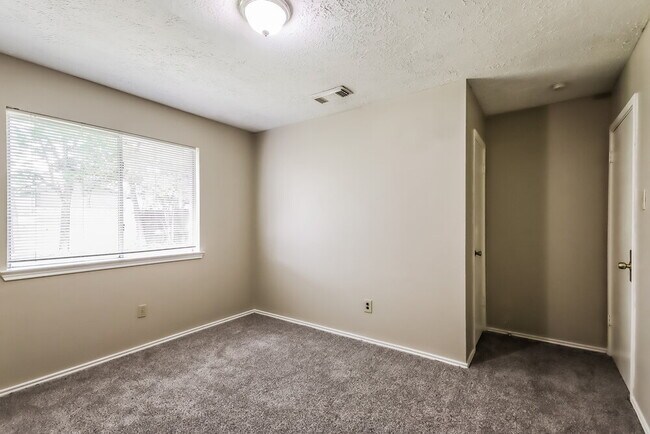 Building Photo - 901 Briarcreek Dr