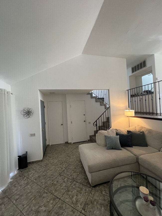 Foto del edificio - 9601 Sylmar Ave