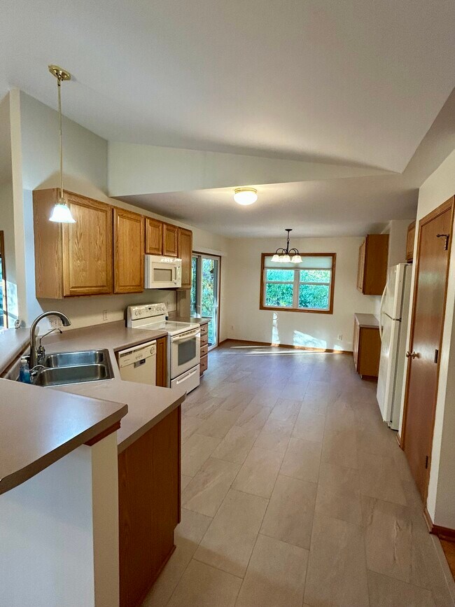 Foto del edificio - 6516 Shore Ln