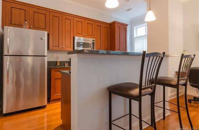 Breakfast area - 230 S Tryon St